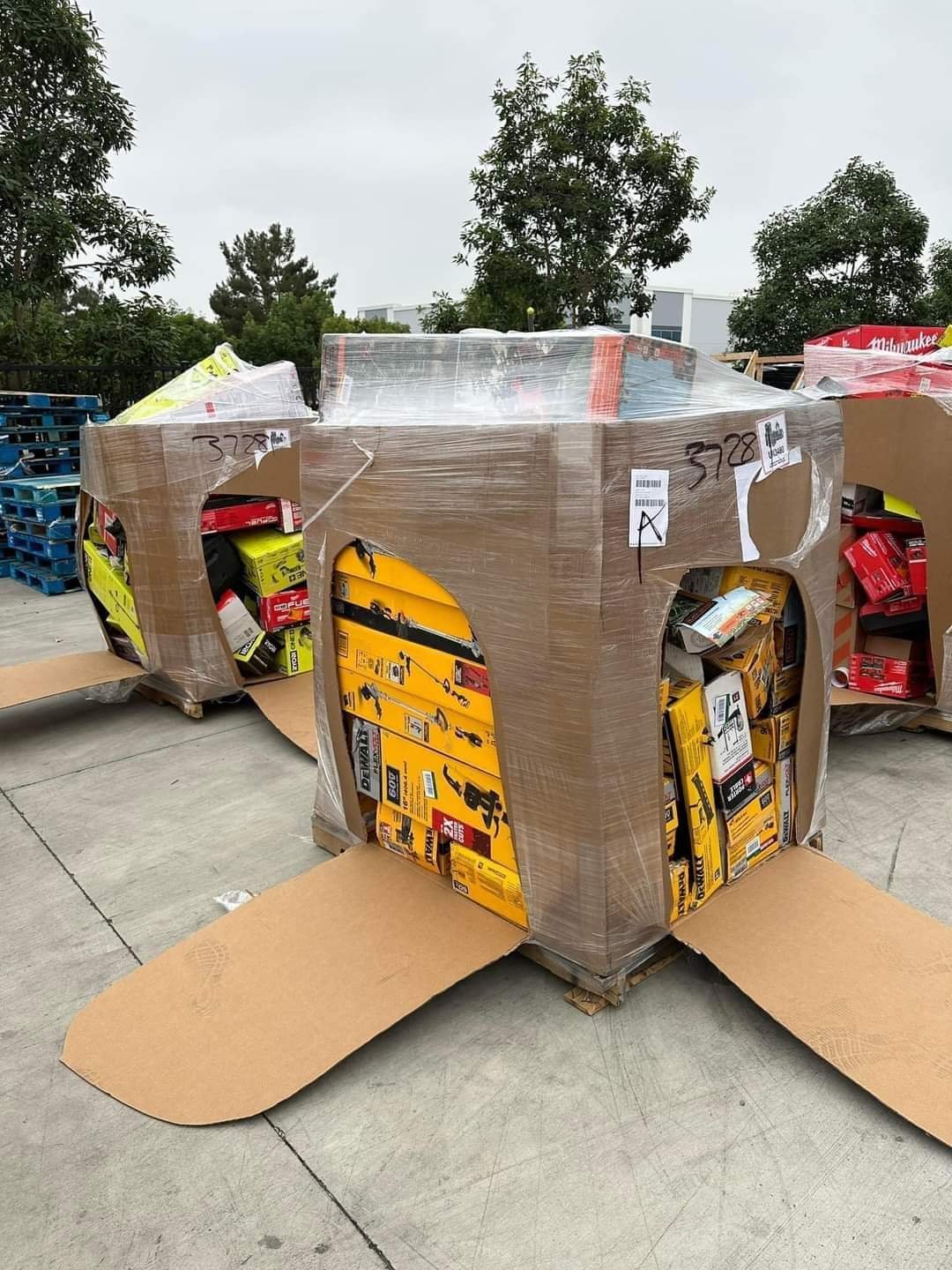 MILWAUKEE DEWALT AND RYOBI TOOL PALLETS